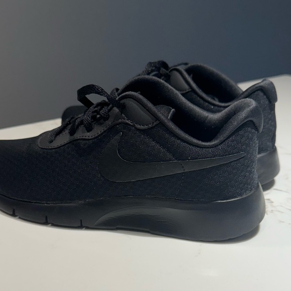 NIKE Running Shoes. Black, Size 5 - Picture 14 of 15